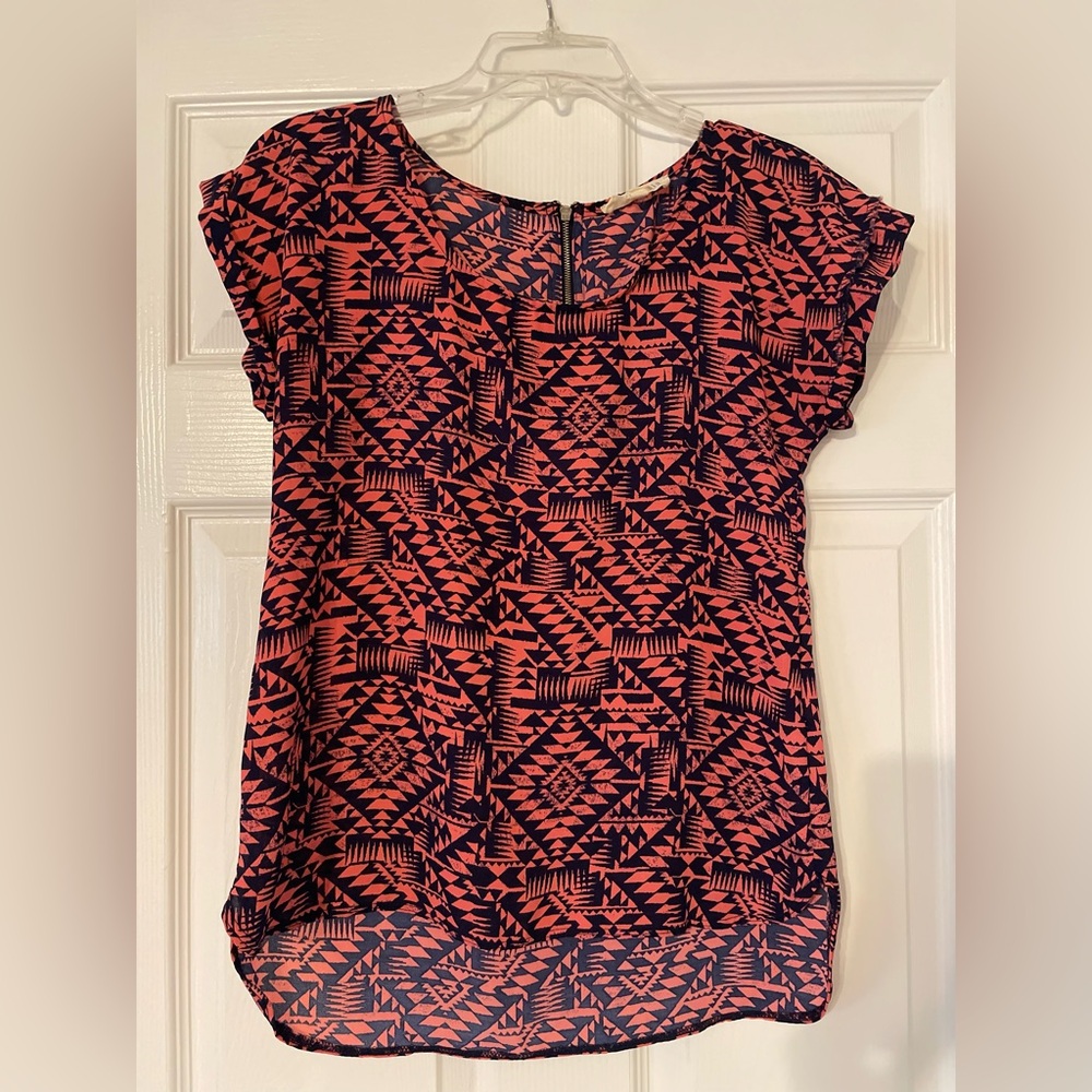 Geometric high-low hem lightweight top - S